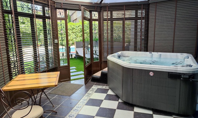 Centre Ville d'Ales Bed & Breakfast | Chambres D'hôtes Avec spa Privatif