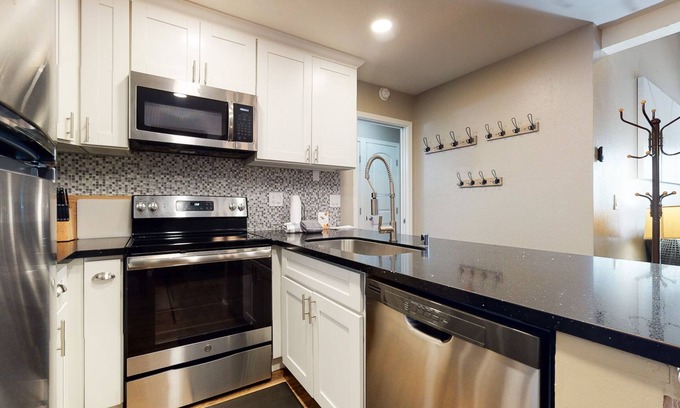 Mammoth Lakes Condo | Chamonix #70 | Year-Round Outdoor Activities Nearby