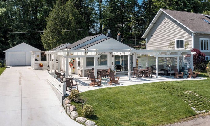 Bluffton House | Channel-Waterfront on Muskegon, Walk to the Beach, Lk Michigan, Watch the Ships