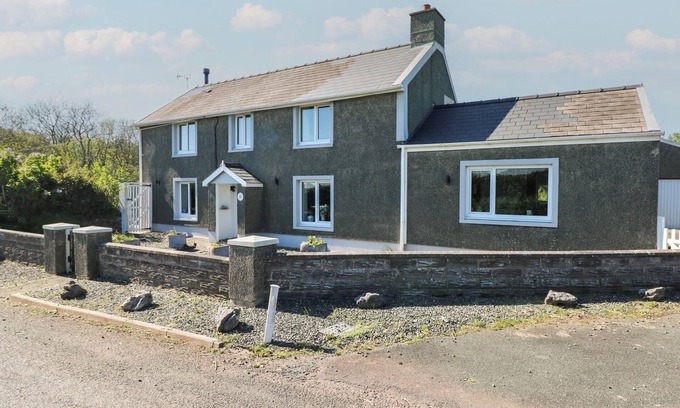 Pembroke House | CHAPEL HILL HOUSE, pet friendly, with a garden in Pembroke