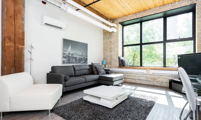 Exchange District Condo | Character 2 Bedroom Loft i hjertet af Winnipeg