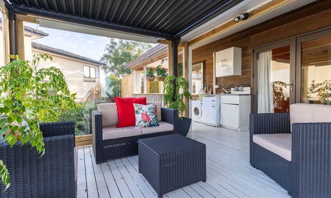 West Harbour House | Character 4BR Home - Seaview - Skyline - Hot tub