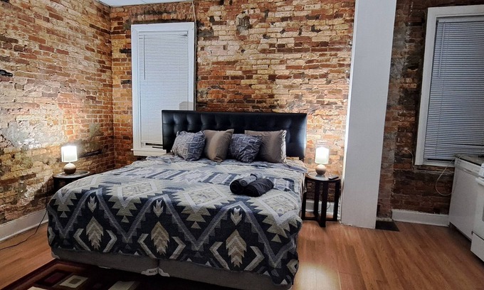 Downtown Baltimore Apartment | Charle's Village Cozy Studio,