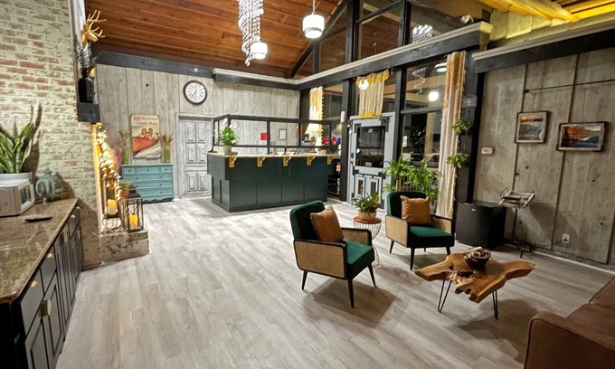 Broken Bow Hotel | Charles Wesley Motor Lodge