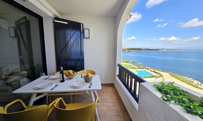 L'Escala Apartment | Charlotte: Apartment overlooking the sea, 50m from the beach.
