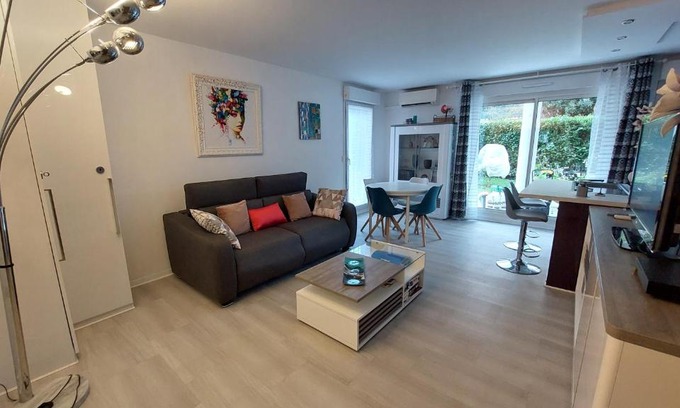 La Bocca Nord Apartment | Charmant Appartement résidentiel avec Terrasse, Jardin Privatif et Piscine à Cannes