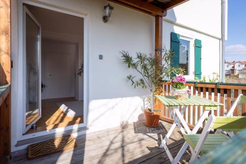 Sandershausen House | Charmante 2 Zimmer plus Bad und Balkon ohne Küche