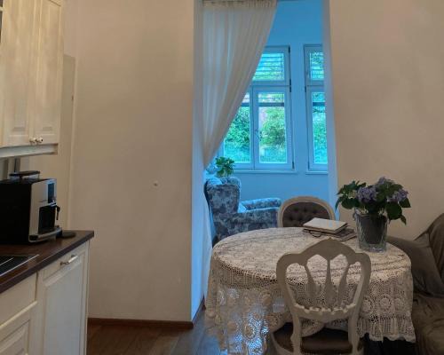 Graz Apartment | Charmante Altbauwohnung im Shabby Chic Stil mit Wintergarten und Gartenblick - Ihr perfektes Zuhause in Graz