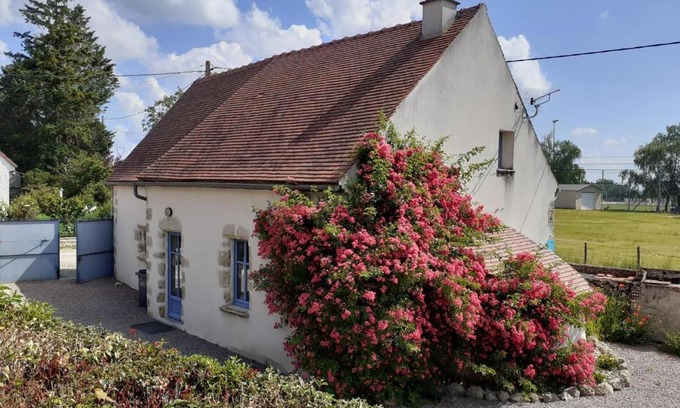 Louchy-Montfand House | Charmante maison rénovée avec cour, proche bourg, WiFi, jardin clos, animaux acceptés, à Louchy-Montfand - FR-1-489-178