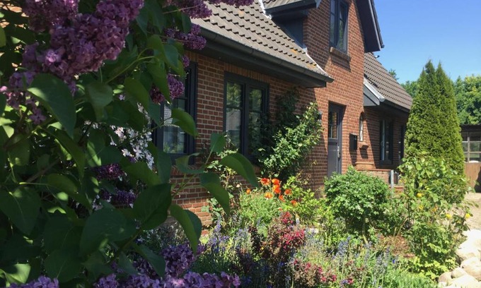 Aventoft House | Charmantes Haus mit zwei Ferienwohnungen und großem Garten in Aventoft - Enjoy!