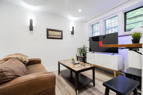 Westmount Apartment | Charme Antique avec Terrasse BBQ