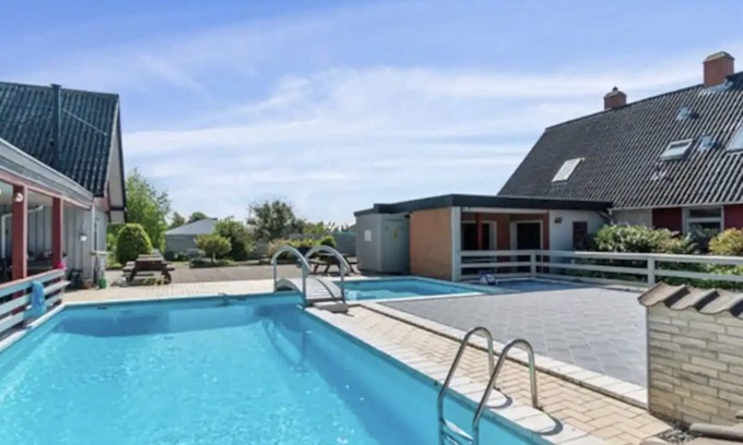 Vipperod Apartment | Charmerende 63m2 Lejlighed/rækkehus i 2 Etager med Fælles Pool