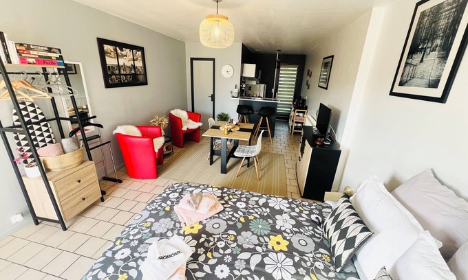 La Riviere-Saint-Sauveur Apartment | Charming studio
