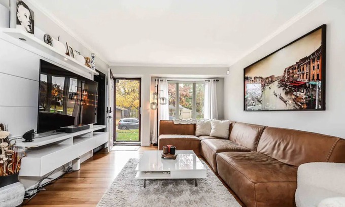 Milford House | Charming 4 Bedroom - Close to Downtown
