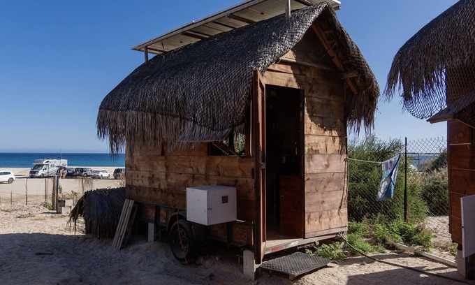 La Fortuna Cabin | Charming 1-bedroom Tiny Home in La Fortuna with WiFi & steps away from the beach