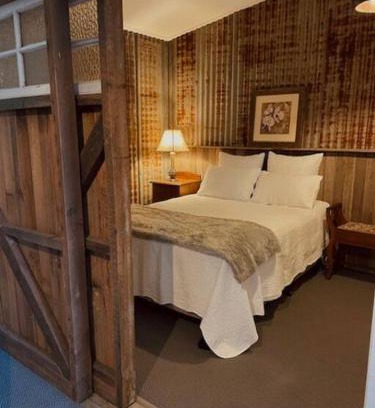 Tenterfield House | Charming 1-Bed Farm Cabin with Wood Fire