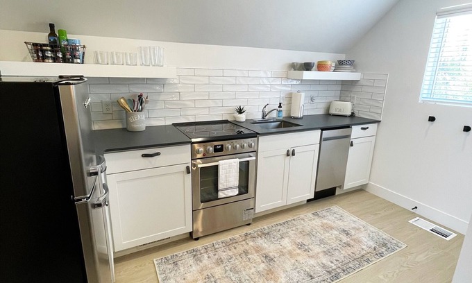 Alpine Apartment | Charming 1 Bedroom 1 bath Private Apartment with Mountain View’s!