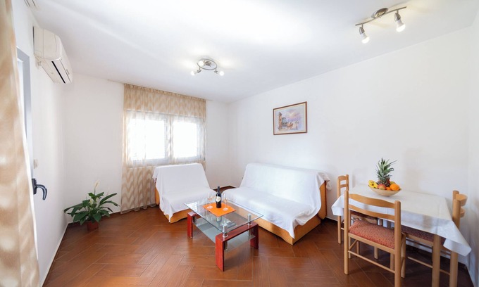 Budva Apartment | Charming 1-bedroom apartment with Balcony minutes away from the beach No. 2