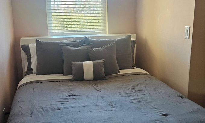Near East Columbus House | Charming 1-bedroom Carriage house in lovely Old Town East naiborhood Columbus