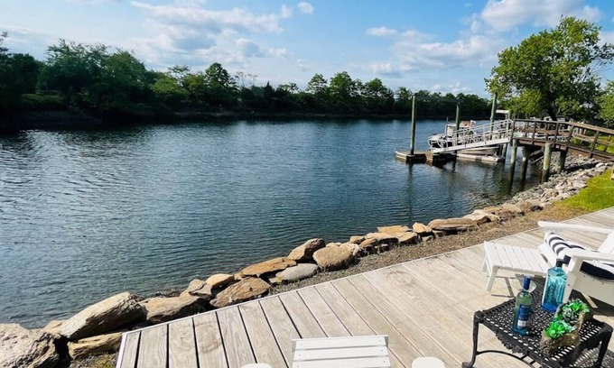 Fairfield Cottage | Charming 1 bedroom cottage with water view, beach access, WiFi & AC in Fairfield