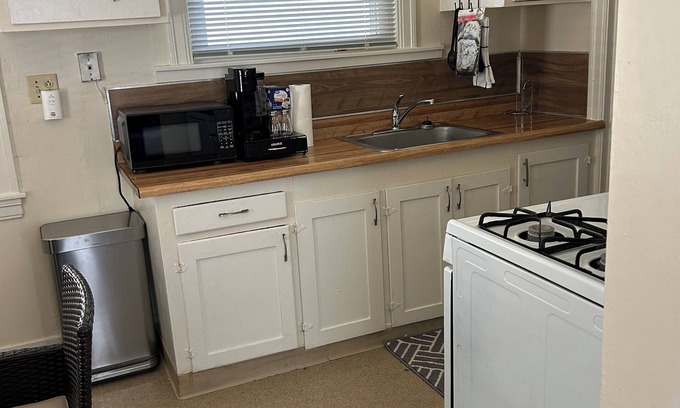 Oakland Cottage | Charming 1-bedroom cottage in Oakland with WiFi, AC