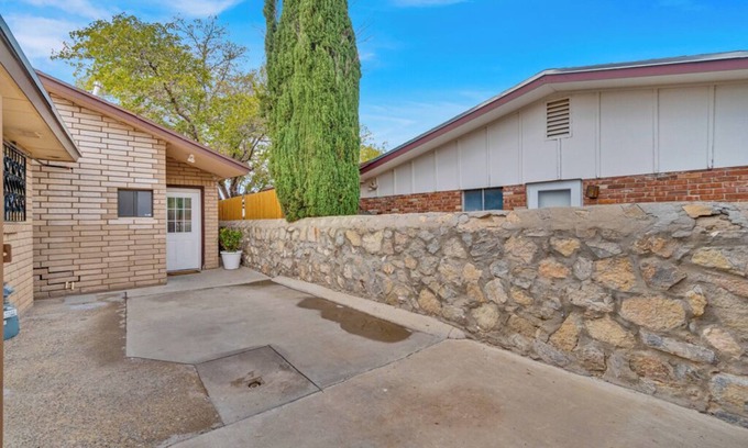 El Paso House | Charming 1-Bedroom Guesthouse WESTSIDE EL PASO