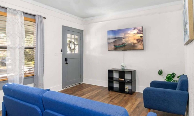 East Lake Morton House | Charming 1-Bedroom Home in Lakeland!