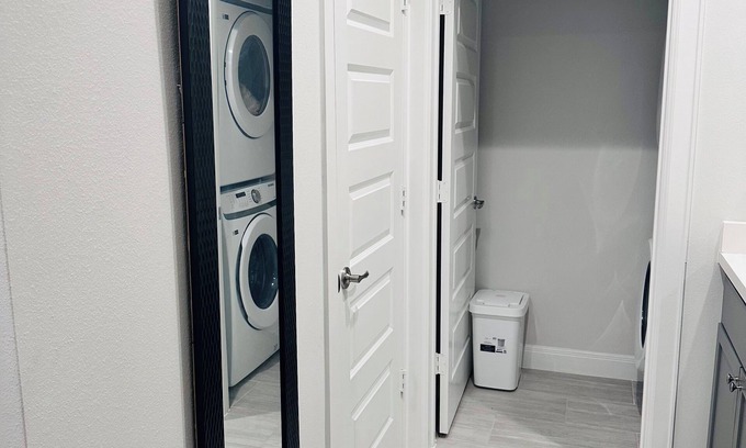 South Main House | Charming 1-bedroom house in delightful Houston with WiFi