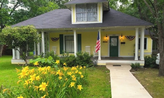 Mineola House | Charming 1-bedroom house in Historic Mineola, short walk to town