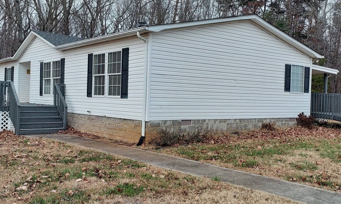 Westlake Corner House | Charming 1-bedroom house in lovely Moneta with WiFi, AC