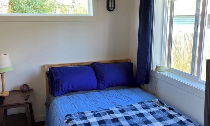 Kenton House | Charming 1-bedroom tiny house in Portland with WiFi, AC
