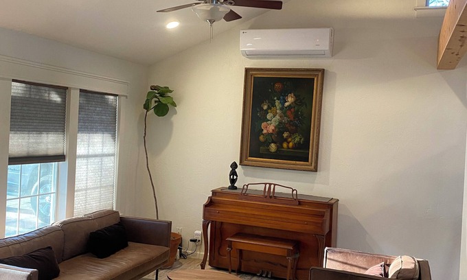 North San Antonio - SAT House | Charming 1-bedroom house in brilliant San Antonio with WiFi, AC