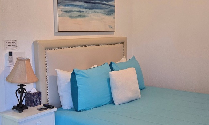 Inwood House | Charming 1-bedroom guesthouse with pool view WiFi and AC in Winter Haven