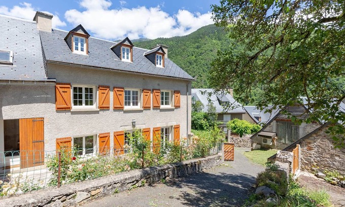 Avajan House | Charming 10-Person House with Wifi, Garden, and Terrace - 5 Min from Loudenvielle