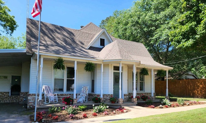 Winnsboro House | Charming 1885 Farmhouse-quiet street-1 minute to downtown and farmer's market!