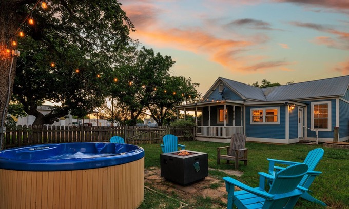 Stonewall House | Charming 1900's Fredericksburg Farmhouse in Wine Country, Hot Tub, Firepit, WiFi