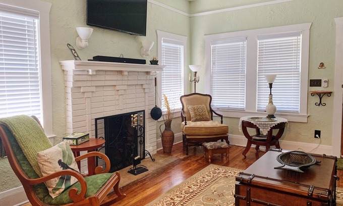Tampa Heights House | Charming 1920 bungalow ~Inn the Heights~5 mins to Bucs stadium! Central location