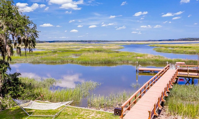 Burnside Island House | Charming 1960s home with recent upgrades, board games, & AC - on the creek