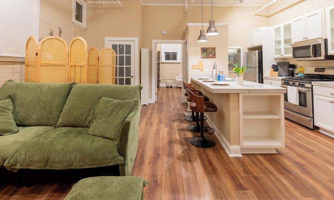 Albany Apartment | Charming 1BR Albany retreat w/parking & full kitchen, near MVP Arena, Washington Park & dining
