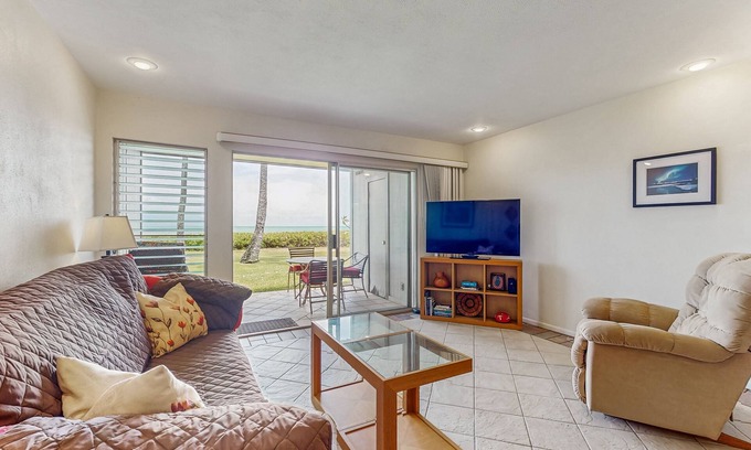 Ualapue Condo | Charming 1st floor oceanfront condo with shared pool, tennis courts & W/D
