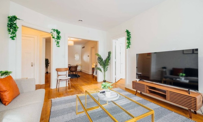 Detroit Apartment | Charming 2/1 Mid-Century Apt