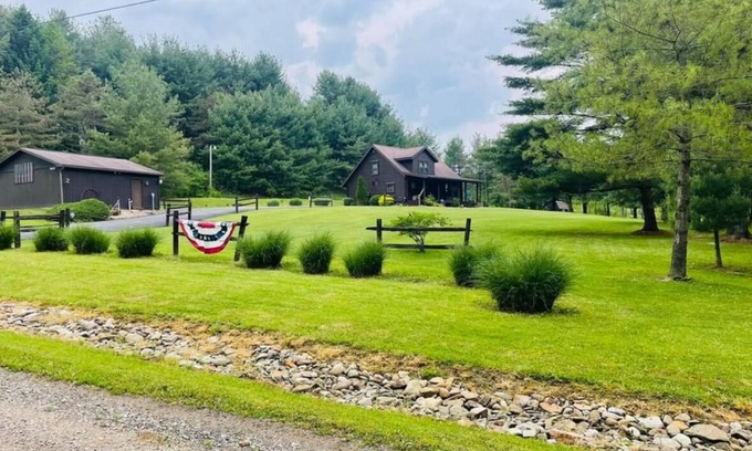 Carrollton Cabin | Charming 2/2, private cabin in adorable Carrollton, close to Amish County 🌸