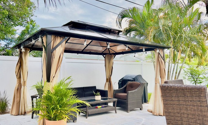 Seminole House | Charming 2/2 with Tropical backyard 5min to Madeira Beach