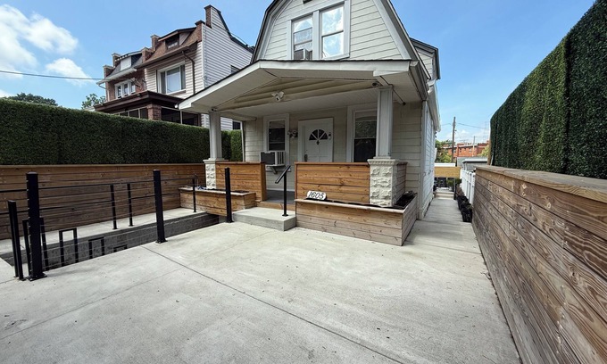 Fairlawn House | Charming 2-Bed 1,5 Bath House, free street Parkin