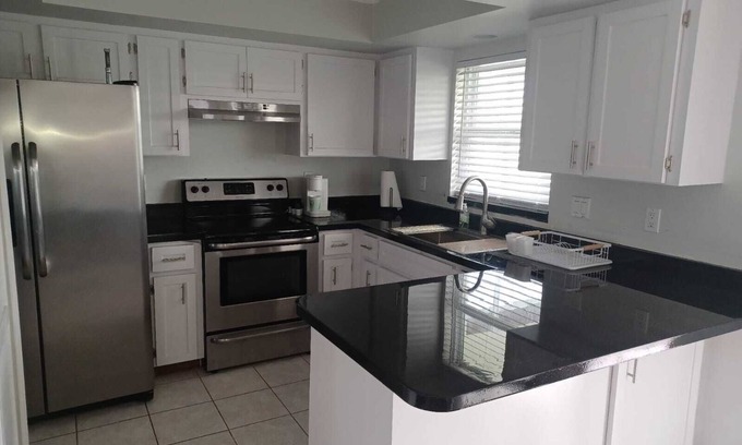 Englewood East House | Charming 2 Bed/2 BA house in superb Englewood.