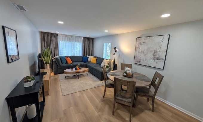 Franklin Park Apartment | Charming 2-bed.apt in Franklin Park, AC, WiFi, O'Hare, free parking, W/D in unit