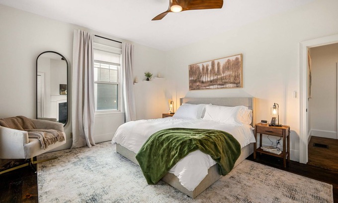 Salem Apartment | Charming 2-Bed Apt Free Parking King Bed 1 Mile to Downtown Salem!