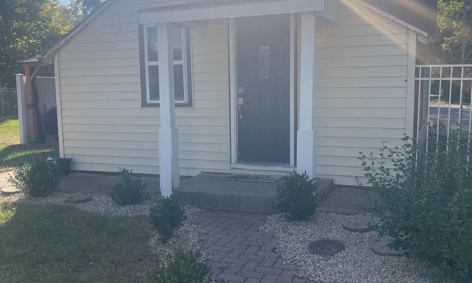 Afton House | Charming 2-bed bungalow 2 bed 1 bath house fenced yard washer and dryer private