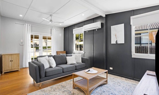 Mitchelton House | Charming 2-Bed Cottage Near Local Shops