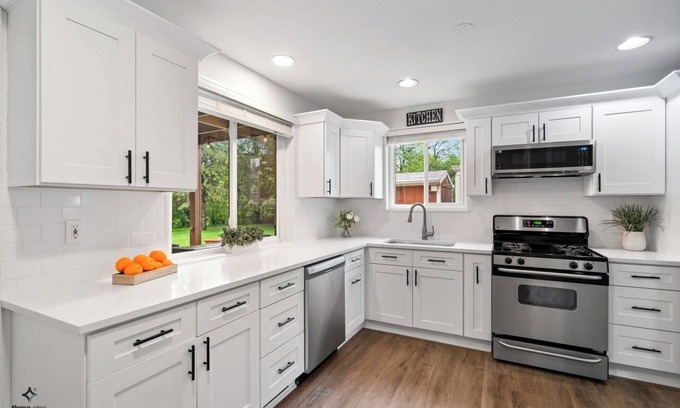 Oakbrook Terrace House | Charming 2-bedroom estate with WiFi, fitness room in delightful Oakbrook Terrace